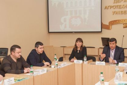 kruhloho-stolu-z-osvitjanamy-prodovzheno-1