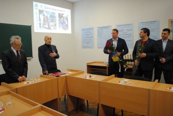 sjeryj-pryjmaje-hostej-1