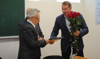 sjeryj-pryjmaje-hostej-2