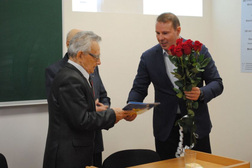 sjeryj-pryjmaje-hostej-2