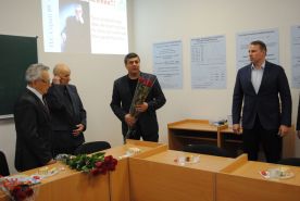 sjeryj-pryjmaje-hostej-3