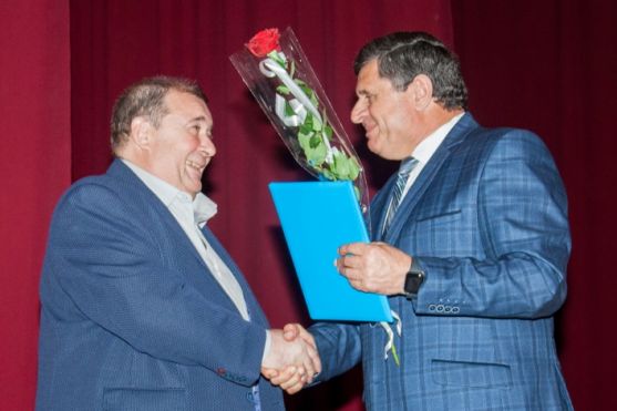 vykladachi-kafedry-tss-apk-pryjmajut-vitannja-z-nahody-dnja-pracivnykiv-osvity-2019-1