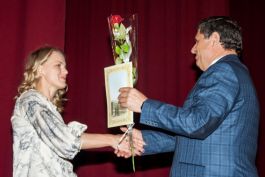 vykladachi-kafedry-tss-apk-pryjmajut-vitannja-z-nahody-dnja-pracivnykiv-osvity-2019-3