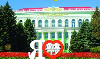 Фасад ТДАТУ с сердцем