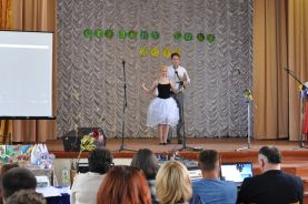 представниця Ногайського коледжу Пуд Ірина демонструє світ своїх захоплень